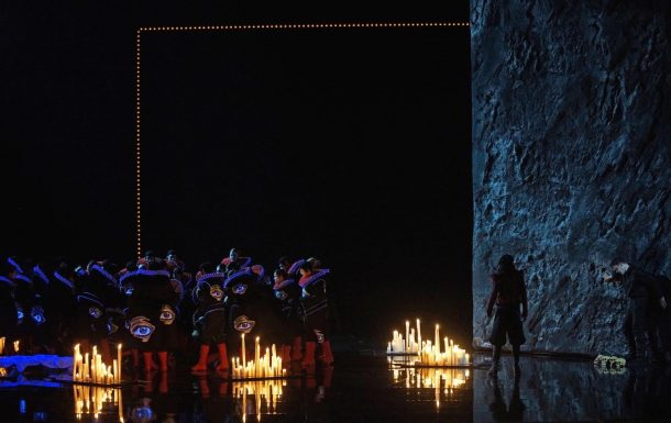 The funeral march from Faccio and Boito’s Amleto at the Bregenzer Festspiele, showing Gesine Völlm’s omnispective court costumes, 2016. Photo: Bregenzer Festspiele | Karl Forster. 